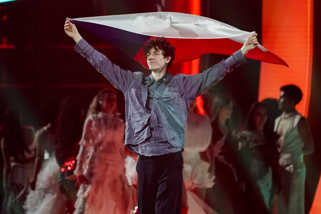 Daniel Žižka beim ESC 2026 in Wien mit der tschechischen Flagge. Mit „Crossroads“ trat er für Tschechien an.