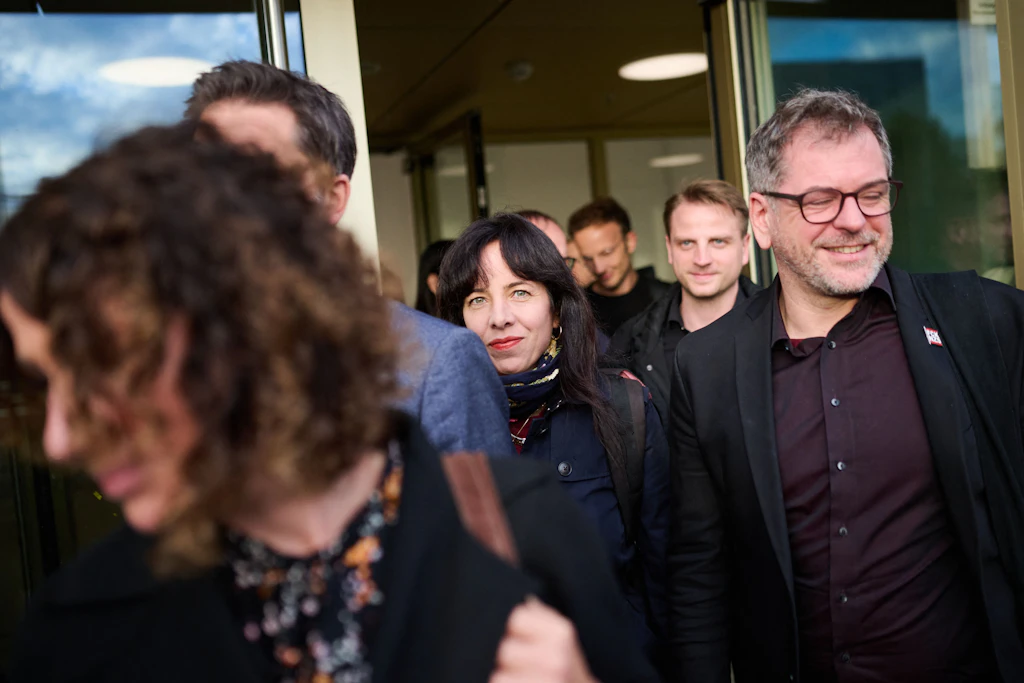 Elif Eralp&nbsp; (Mitte) verlässt nach den Gesprächen über eine mögliche Regierungsbildung mit Bettina Jarasch und Werner Graf das Gebäude.
