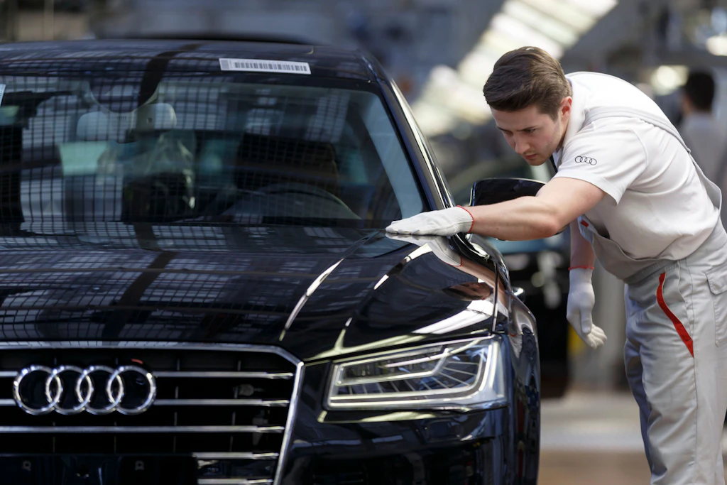 Ein Mitarbeiter in der Audi-Produktion: Experten warnen, dass das geplante US-Werk deutsche Standorte und Zulieferer schwächt.