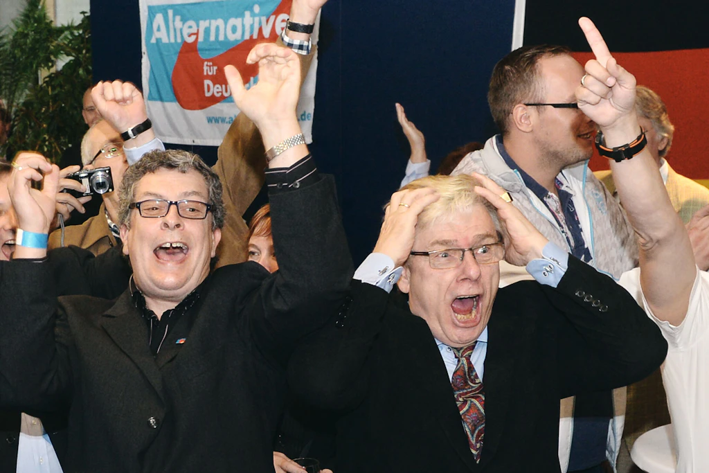 Anhänger der Alternative für Deutschland (AfD) reagieren am 14.09.2014 in Erfurt (Thüringen) nach der Bekanntgabe der ersten Ergebnisse für die Landtagswahl 2014.