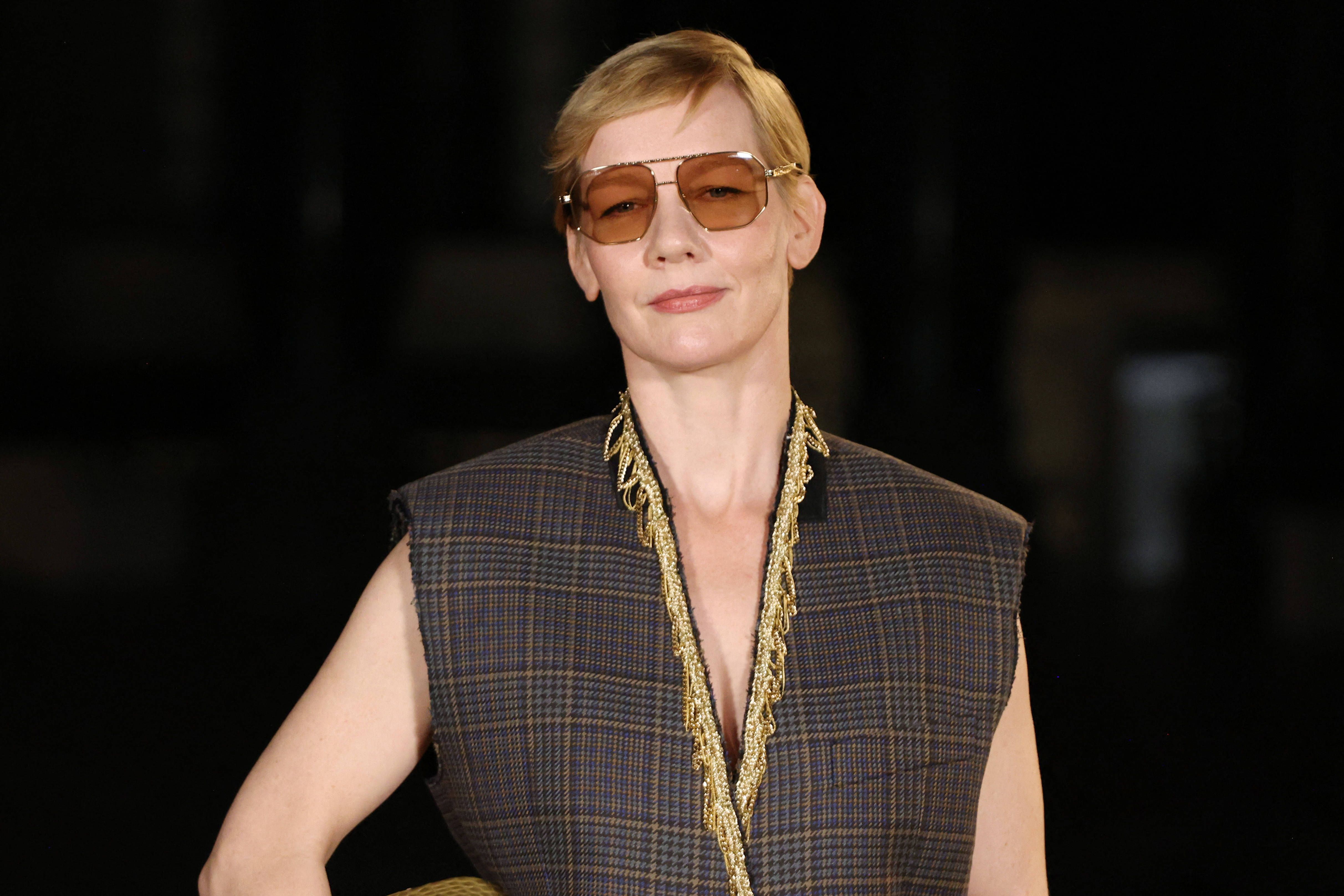 Style-Hack: Wer cool aussehen will, trägt Handtaschen jetzt wie Sandra Hüller
