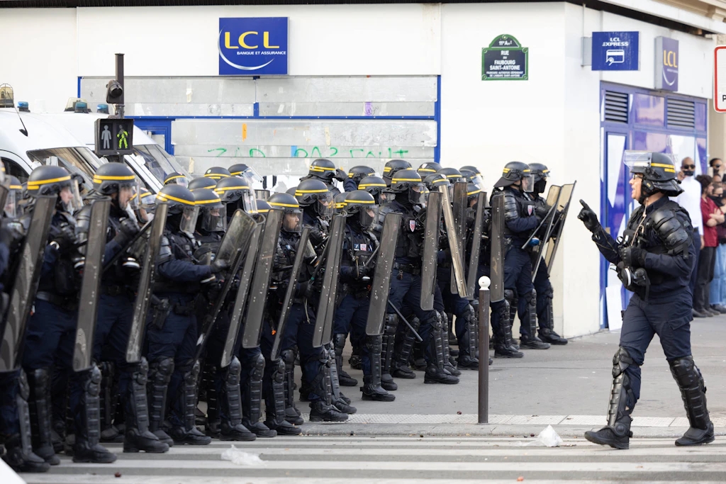 Französische Einsatzkräfte auf der Place de la Nation in Paris.