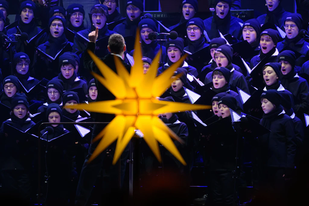 Der Dresdner Kreuzchor singt beim Adventskonzert im Rudolf-Harbig-Stadion.