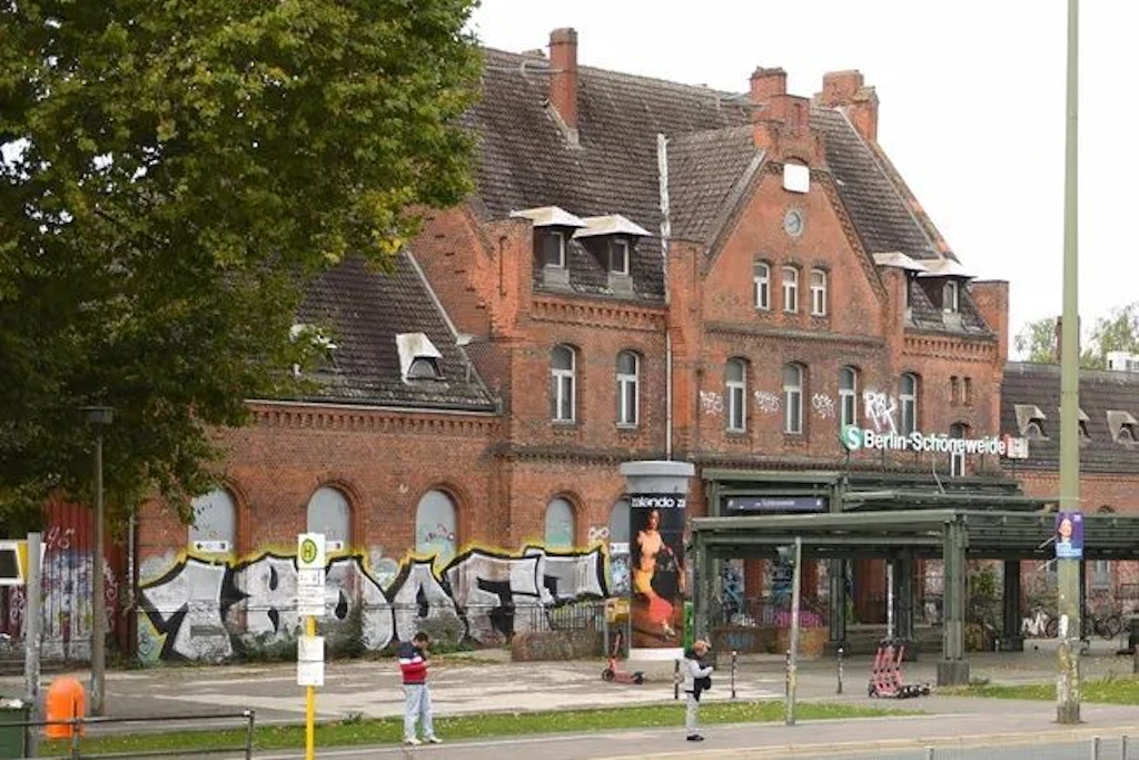 Einst ein belebtes Gebäude, seit acht Jahren ist es verriegelt: Nun plant die DB die Erneuerung des Empfangsgebäude Schöneweide am Cajamarcaplatz.