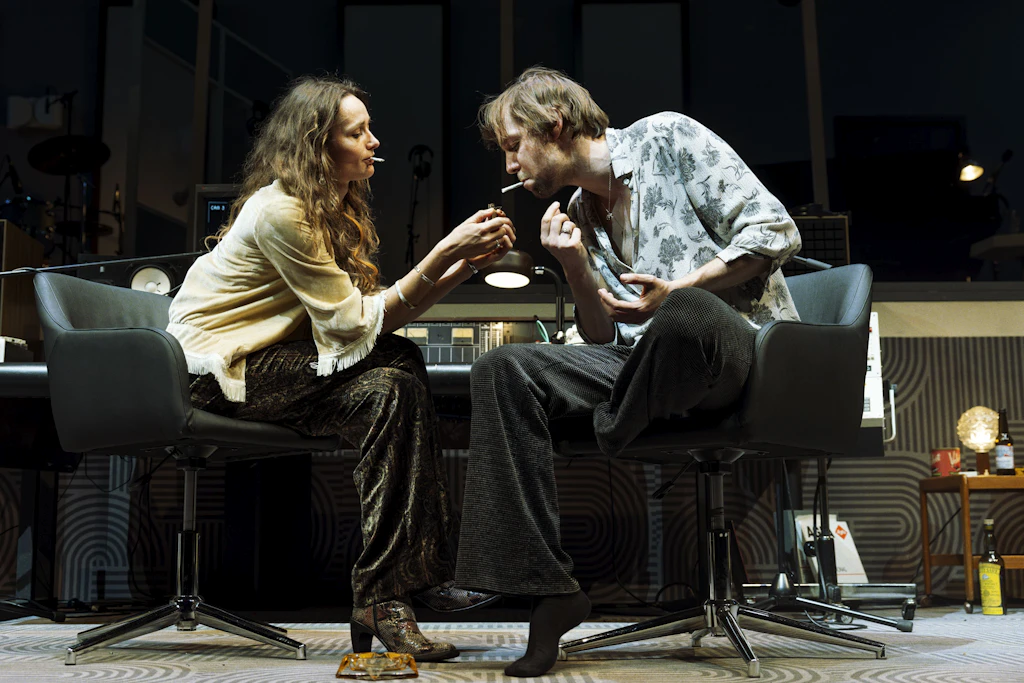 „Stereophonic“ in der Schaubühne, Szene mit Magdalena Lermer und Moritz Gottwald. Das Album könnte gelingen, die Beziehung scheitert.