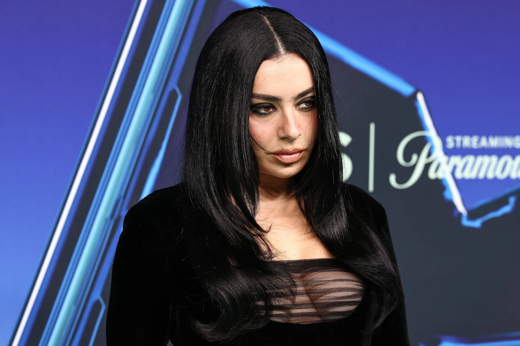 Ihr Markenzeichen bleibt das Smokey Eye: Charli XCX bei den MTV Video Music Awards im September 2026 in Los Angeles.