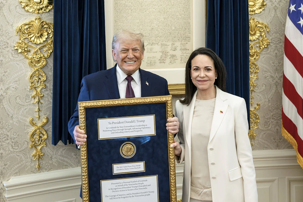 Donald Trump mit der Friedensnobelmedaille von María Corina Machado im Oval Office, 15. Januar 2026. Das Nobelkomitee sieht den Preis weiterhin bei ihr.