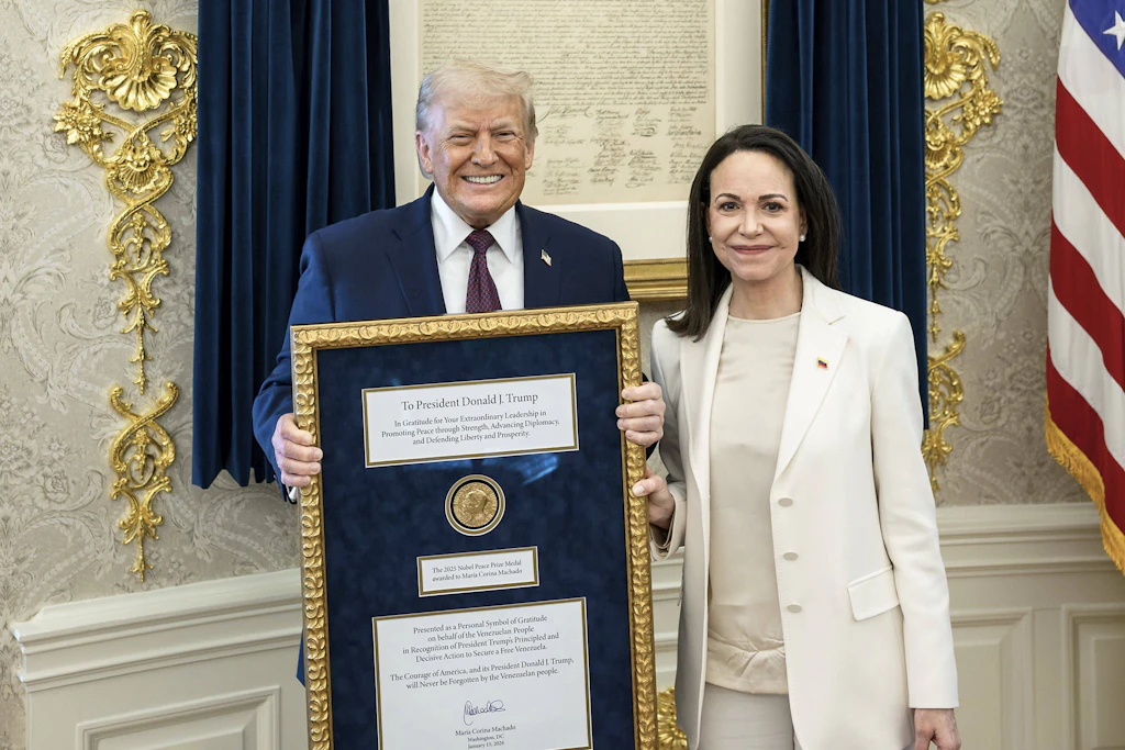 Donald Trump mit der Friedensnobelmedaille von María Corina Machado im Oval Office, 15. Januar 2026. Das Nobelkomitee sieht den Preis weiterhin bei ihr.