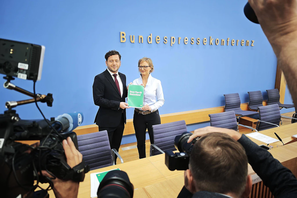 Felix Banaszak und Franziska Brantner präsentieren bei der Bundespressekonferenz den Grünen-Leitantrag „Unser Plan für Deutschland“. Auf Nachfrage dieser Zeitung ging es um mögliche Neuwahlen – und um die fehlenden friedenspolitischen Vorschläge im Antrag.