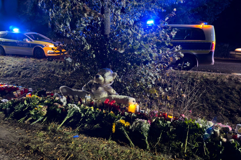 Kerzen und Blumen sind am Unfallort zu sehen, nachdem am Mittwochabend vier Teenager <a href="https://www.berliner-kurier.de/article/unfall-motorrad-fahrlehrer-neuruppin-10351597">bei einem schweren Verkehrsunfall gestorben sind</a>.