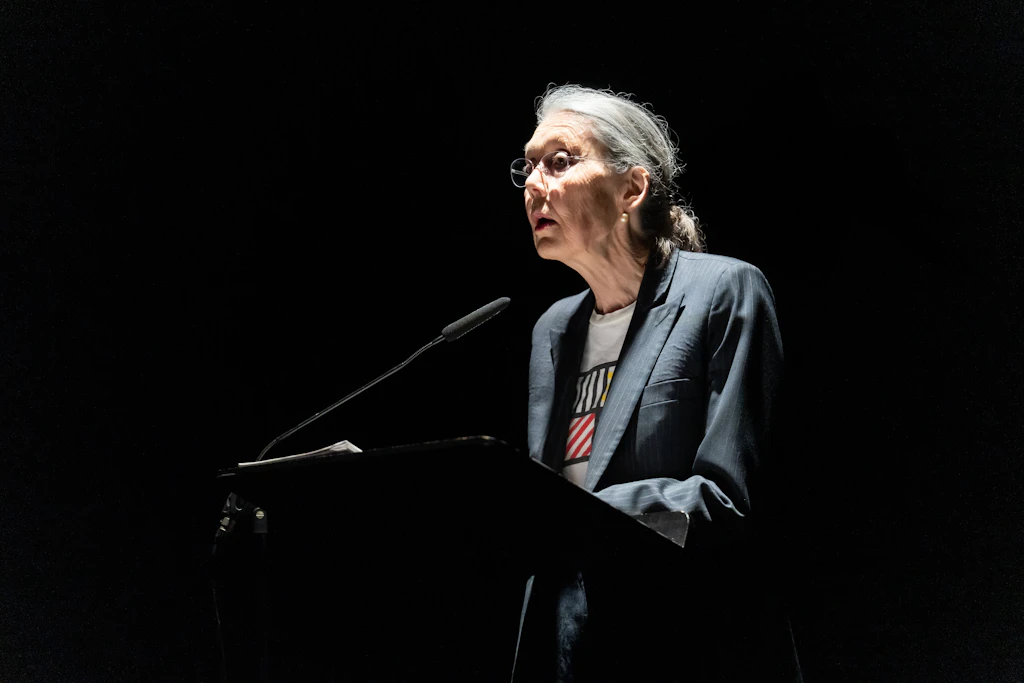 Das war dieses Jahr zu Pfingsten: Anne Carson beim Poesiefestival Berlin 2026, ausgerichtet vom Haus für Poesie.