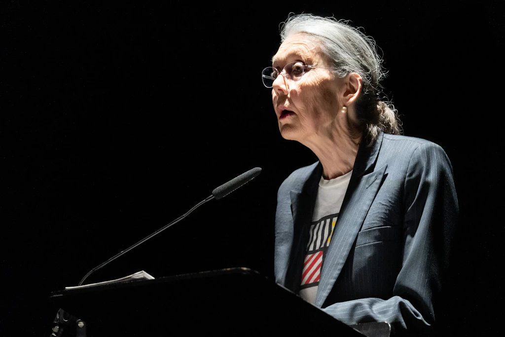 Das war dieses Jahr zu Pfingsten: Anne Carson beim Poesiefestival Berlin 2026, ausgerichtet vom Haus für Poesie.