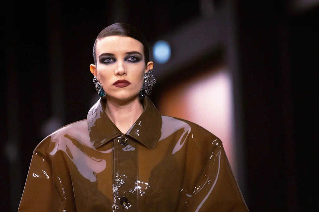 Bei Saint Laurent erinnerte Makeup Artistin Pat McGrath an die Werbekampagnen des Hauses aus den späten Siebzigern und frühen Achtzigern.