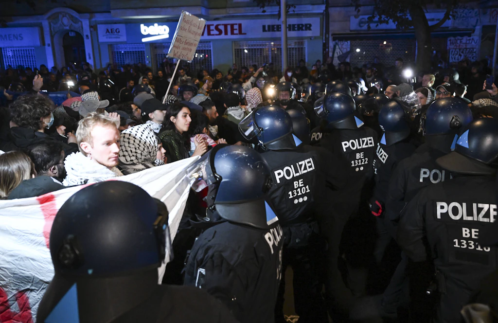 „Bastarddeutsche“: Berliner Polizist berichtet von deutschfeindlichen Kollegen