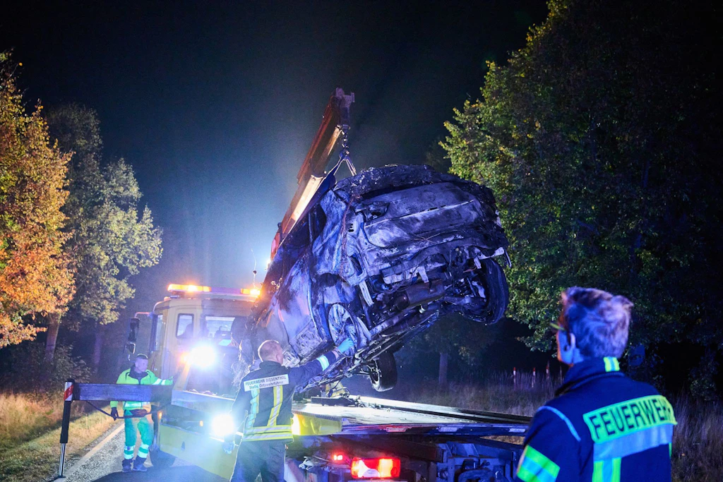 Ein Abschlepper hebt das verbrannte Unfallauto auf seinen Transporter. Beim Frontalzusammenstoß mit drei Mopeds sind vier Jugendliche ums Leben gekommen.