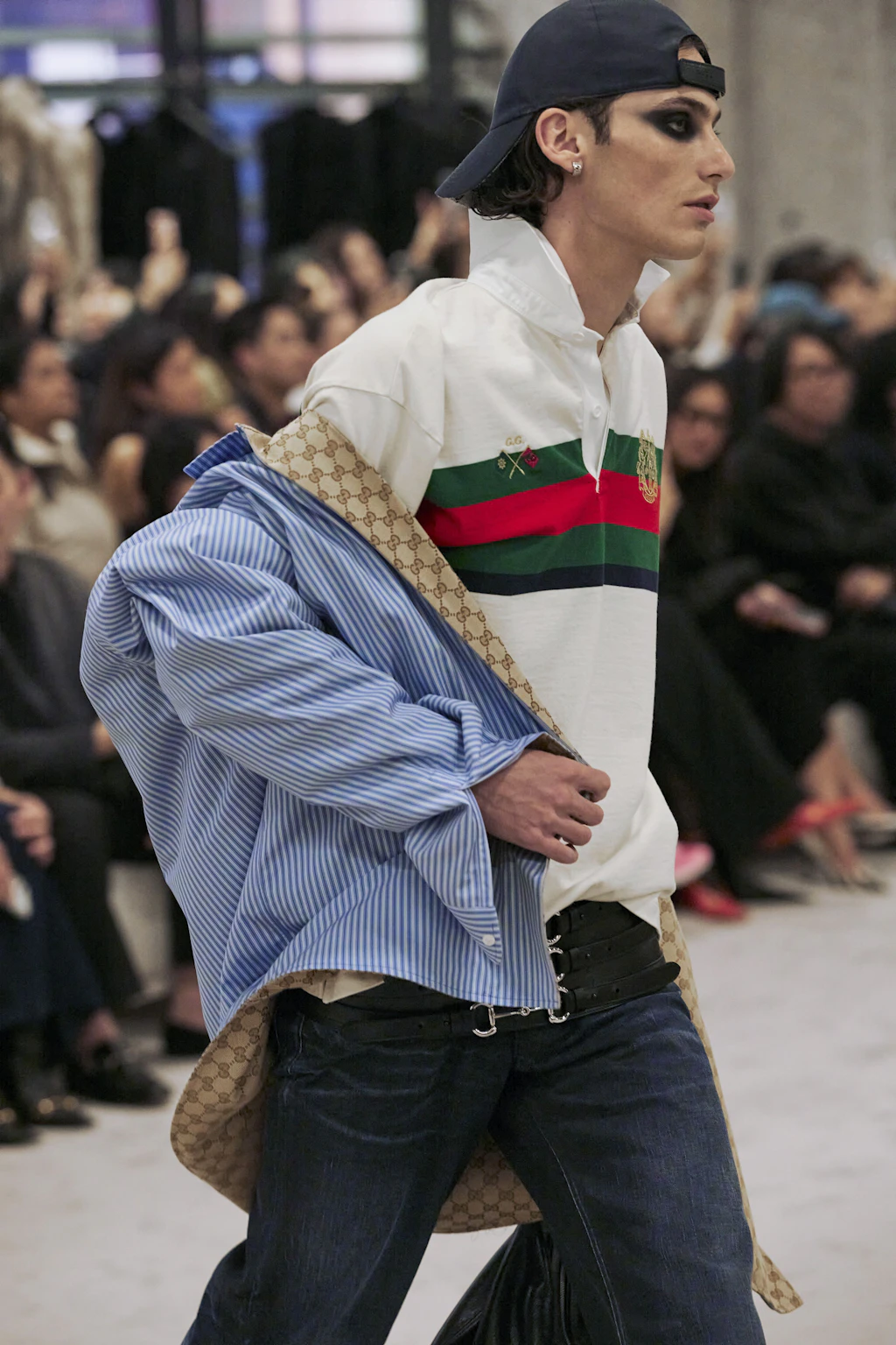 Nicht nur Frauensache: Auch bei den männlichen Models setzte Gucci auf dunkel umrandete Augen.