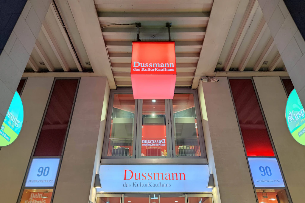 Klassik zwischen Bücherregalen: Beim „Sonntag für die Staatsoper“ spielen Ensembles der Staatsoper Unter den Linden mitten im KulturKaufhaus.
