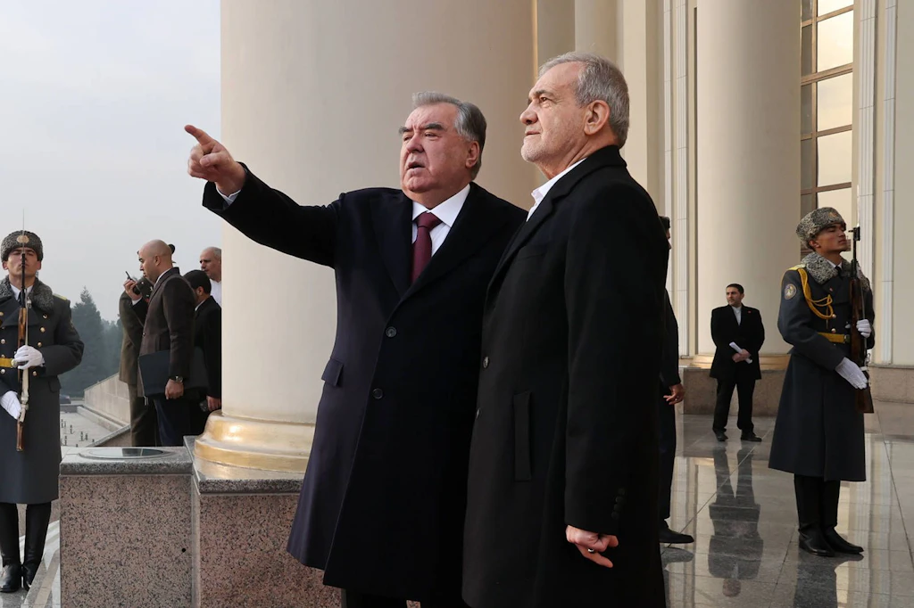 Bauen ihre Beziehung aus: Tadschikistans Präsident Emomali Rahmon (l.) mit Irans Präsident Massud Peseschkian in Duschanbe. (Symbolbild)