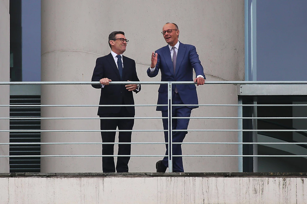 Empfang des Premierministers von Großbritannien: Andy Burnham und Bundeskanzler Friedrich Merz beim Vier-Augen-Gespräch auf der Terrasse des Bundeskanzleramtes.
