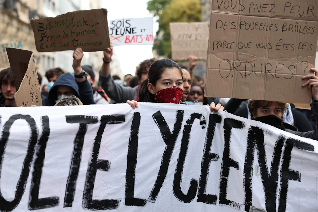 In Frankreichs Hauptstadt demonstrieren Schüler im Rahmen der landesweiten Proteste gegen Lehrermangel und schlechte Lernbedingungen.
