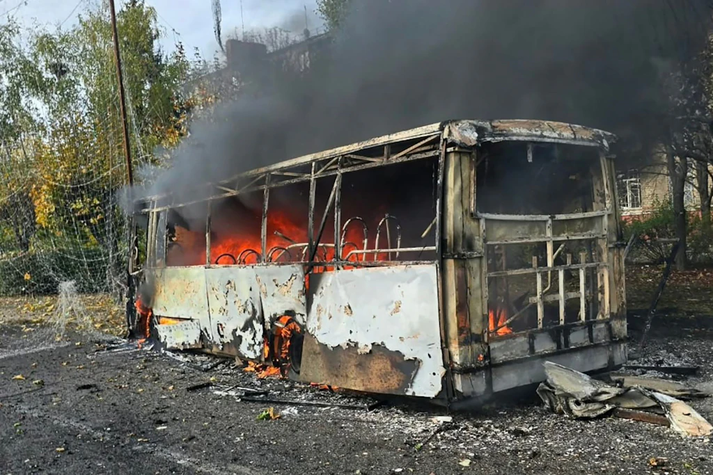 Einer der beiden bei einem russischen Angriff getroffenen Linienbusse in Kramatorsk. Nach Angaben örtlicher Behörden wurden 30 Menschen getötet.