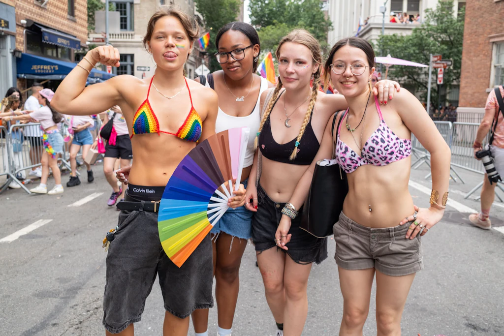 Teilnehmerinnen der Pride Parade 2024 in New York. Neue US-Daten zeigen einen deutlichen Rückgang der LGB-Selbstidentifikation unter Teenagern.