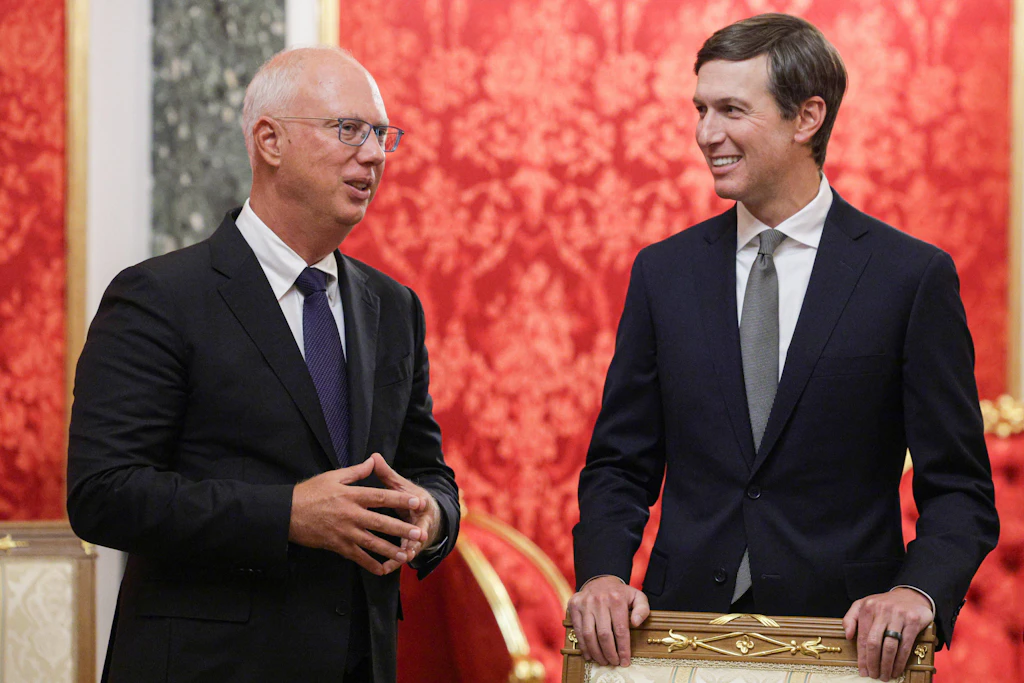 Kirill Dmitrijew (l.) und US-Sondergesandter Jared Kushner bei einem Treffen im Moskauer Kreml. 