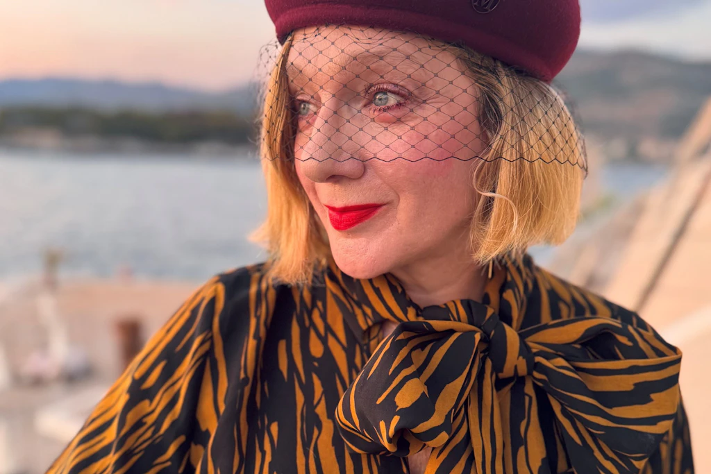 Diana Weis, Professorin für Modejournalismus, erzählt in ihrem neuen Buch „Darunter nackt“ die politische Geschichte der Mode.