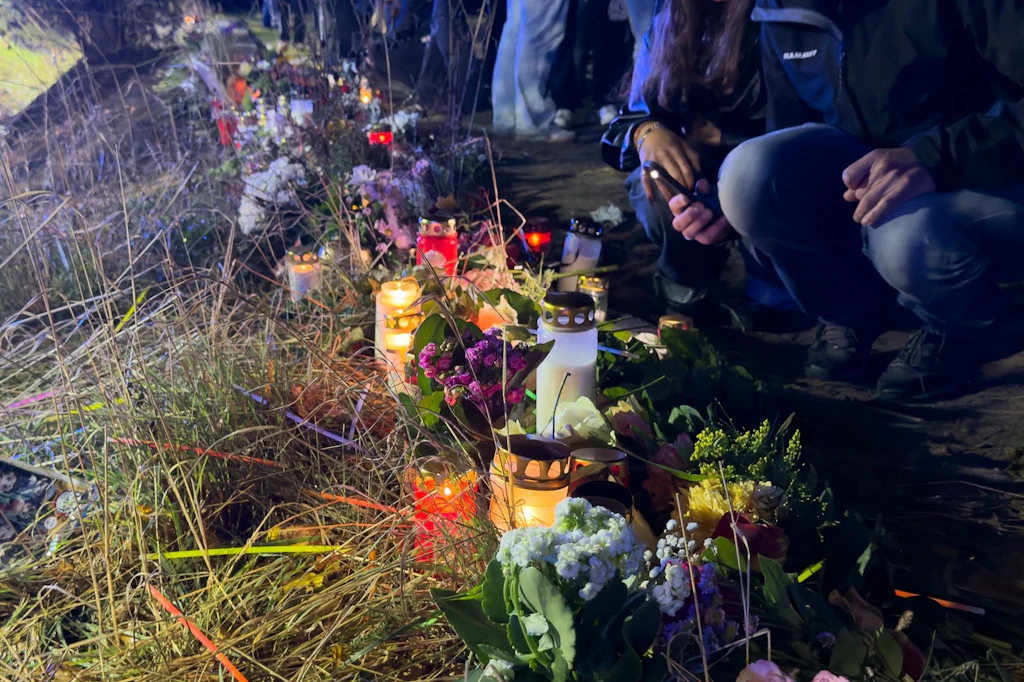Kerzen und Blumen sind am Unfallort zu sehen, nachdem am Mittwochabend vier Teenager bei einem schweren Verkehrsunfall gestorben sind.