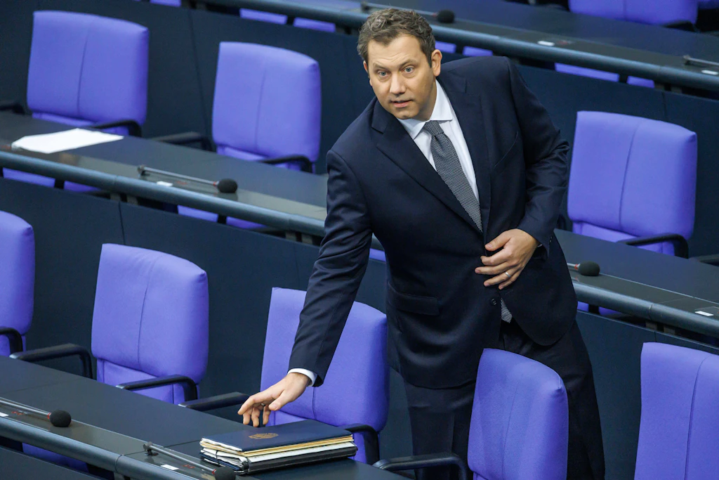 Der Abschied vom Bargeld hat einen hohen Preis: Bundesfinanzminister Lars Klingbeil (SPD) im Deutschen Bundestag.