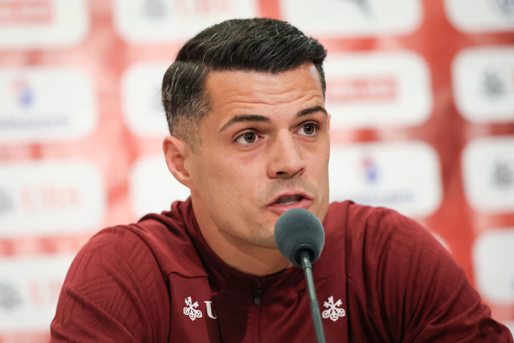 Granit Xhaka spricht auf einer Pressekonferenz.
