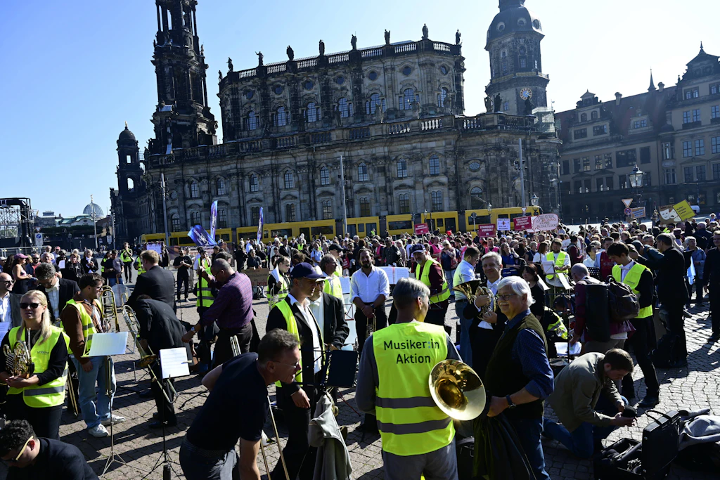 Theater und Orchester waren die Initiatoren und Veranstalter der Demonstration in Dresden. Aber es geht um die Zukunft der gesamten Kultur in Sachsen.