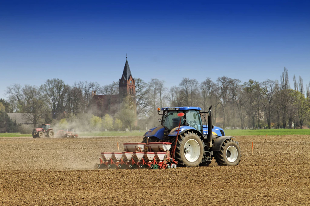 Ein Landwirt bestellt ein Feld. Die geplante EU-Agrarreform könnte vor allem größere Betriebe in Ostdeutschland treffen.