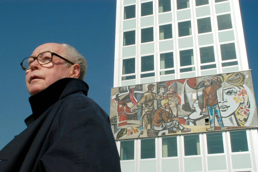 Walter Womacka vor dem von ihm geschaffenen Mosaikfries am Haus des Lehrers