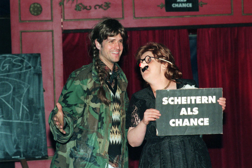 Szene aus „Chance 2000 – Wahlkampfzirkus ’98“, im Zirkuszelt am Prater/Volksbühne, Schlingensief mit Kerstin Grassmann, 13. März 1998.