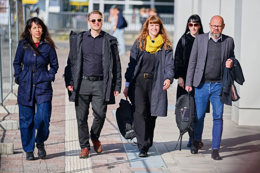 Elif Eralp (Die Linke, l-r), Vorsitzende der Linken im Abgeordnetenhaus, und andere Sondierungspartner sind sich in einem neuen Punkt einig.