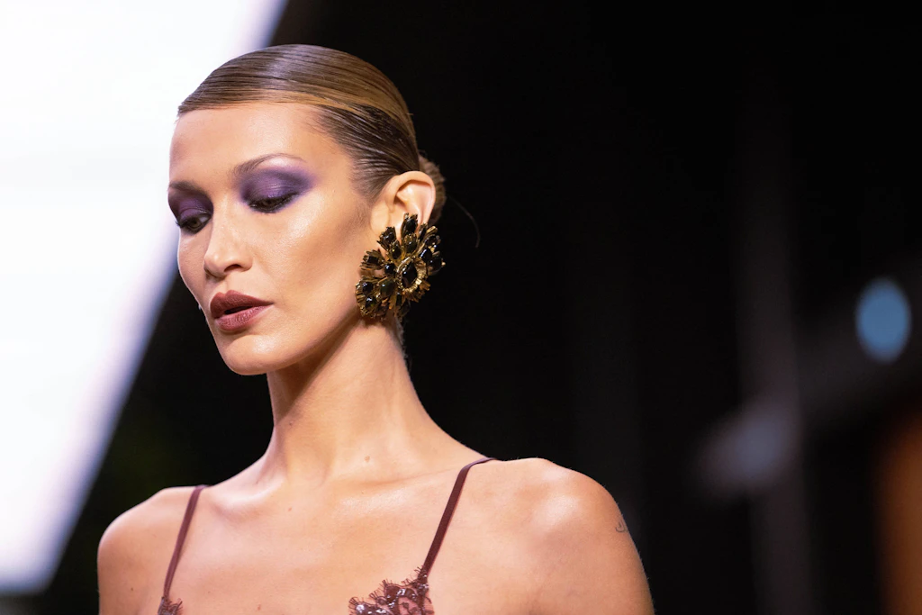 Smokey Eyes statt Clean Girl: Warum Make-up im Herbst 2026 wieder auffälliger wird