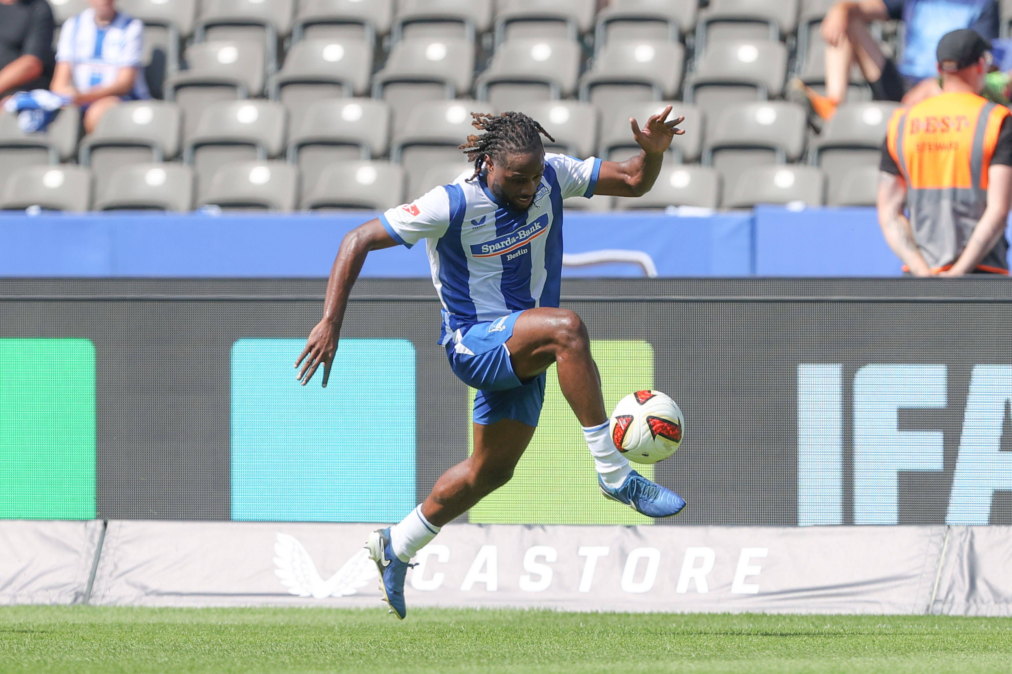 Links oder rechts? Zeefuik sucht seine Rolle im Hertha-Team