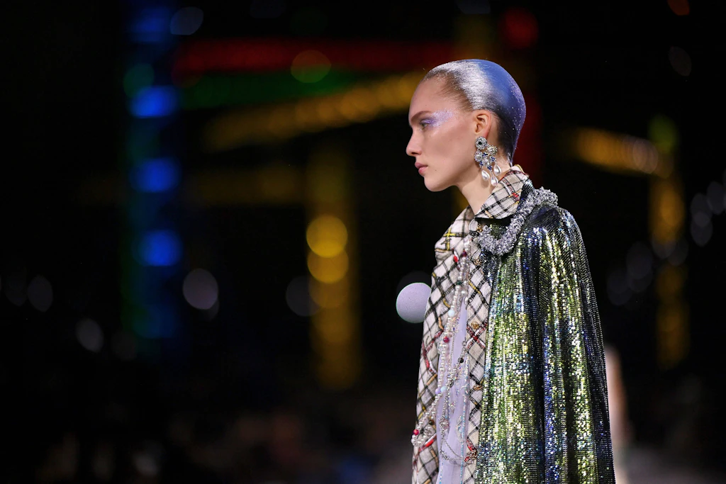 Für die Herbst-Winter-Schau 2026/27 von Chanel arbeitete Hairstylist Duffy schimmernde Haarteile in Chromoptik in die Hochsteckfrisuren ein.