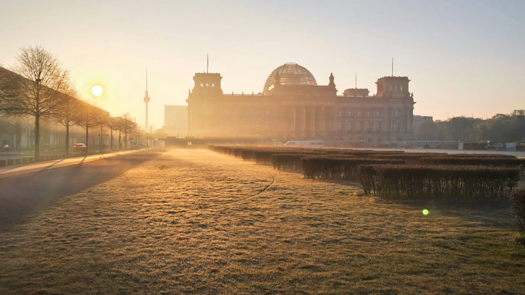 Die Morgensonne im Berliner Regierungsviertel: Wird in Deutschlands Verwaltungen trotz künstlicher Intelligenz zu viel Geld für Personal ausgegeben?