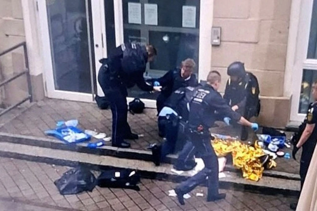 In der Rathausstraße kommt es zu einem Polizeieinsatz, Einsatzkräfte sind vor Ort.