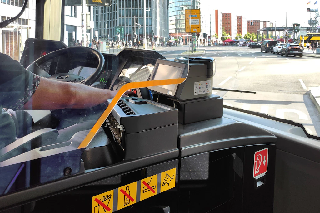 In Berliner Bussen kann nur noch digital bezahlt werden. Die „schleichende Verdrängung“ des Bargelds treffe „immer zuerst die Schwächsten“, sagte VdK-Präsidentin Verena Bentele.