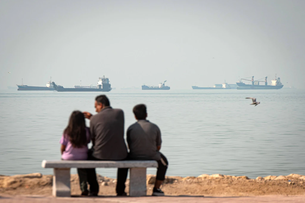 Handelsschiffe ankern in der Straße von Hormus vor dem iranischen Hafen Bandar Abbas. Die US-Seeblockade hat die Ölexporte des Landes einbrechen lassen.