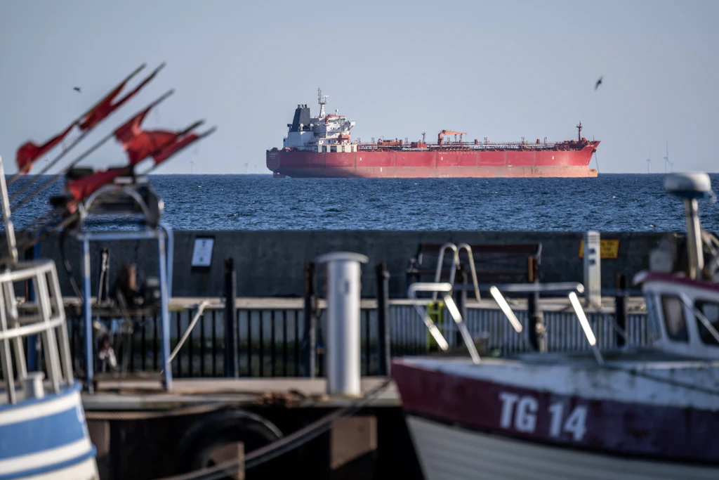 Der Tanker Jin Hui vor Trelleborg: Das Schiff wurde im Mai 2026 wegen des Verdachts auf Zugehörigkeit zur russischen Schattenflotte kontrolliert.