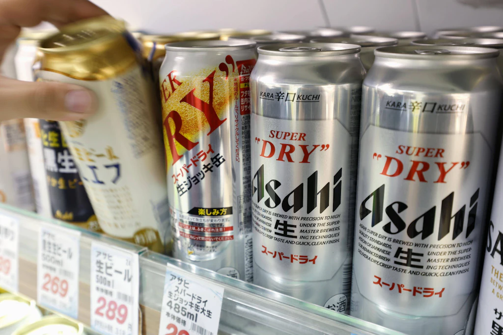 Asahi-Bierdosen in einem Supermarkt in Yokohama