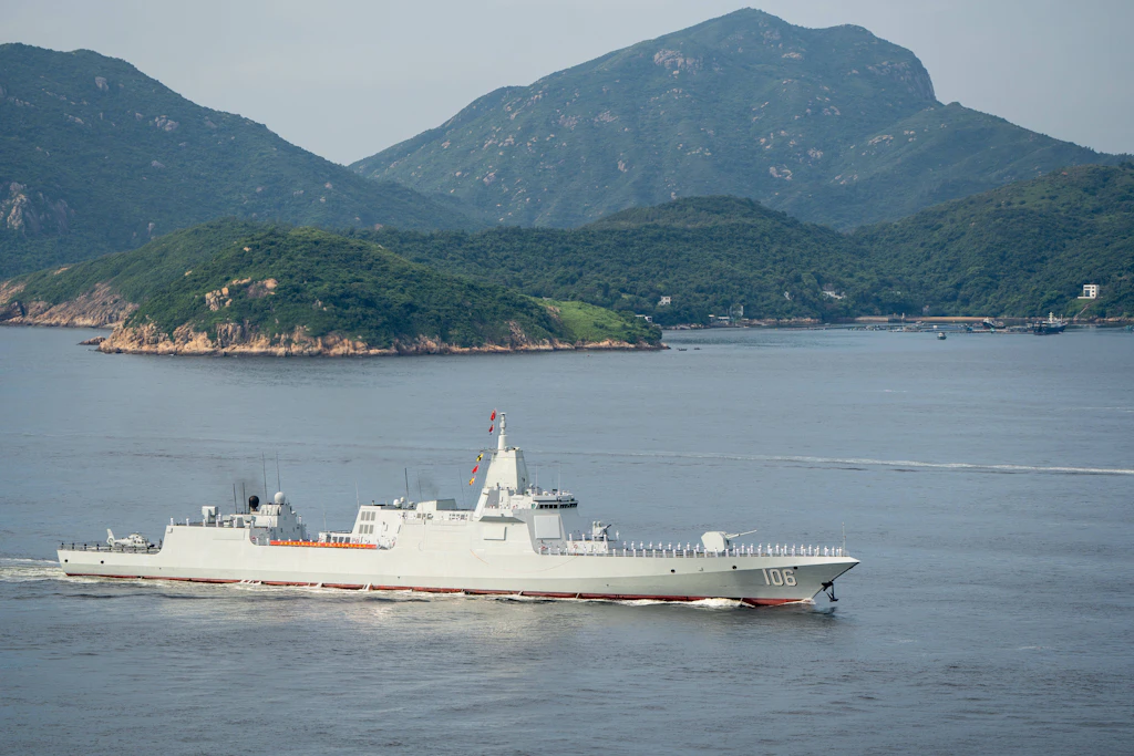 Der chinesische Lenkwaffenzerstörer Yan’an mit der Rumpfnummer 106. Er gehört wie die Zunyi zur Type-055-Klasse der chinesischen Marine.