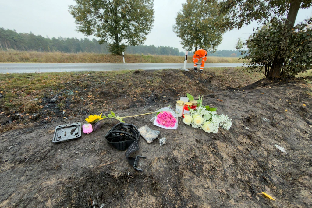 Blumen liegen am Straßenrand zum Gedenken an die vier Teenager.