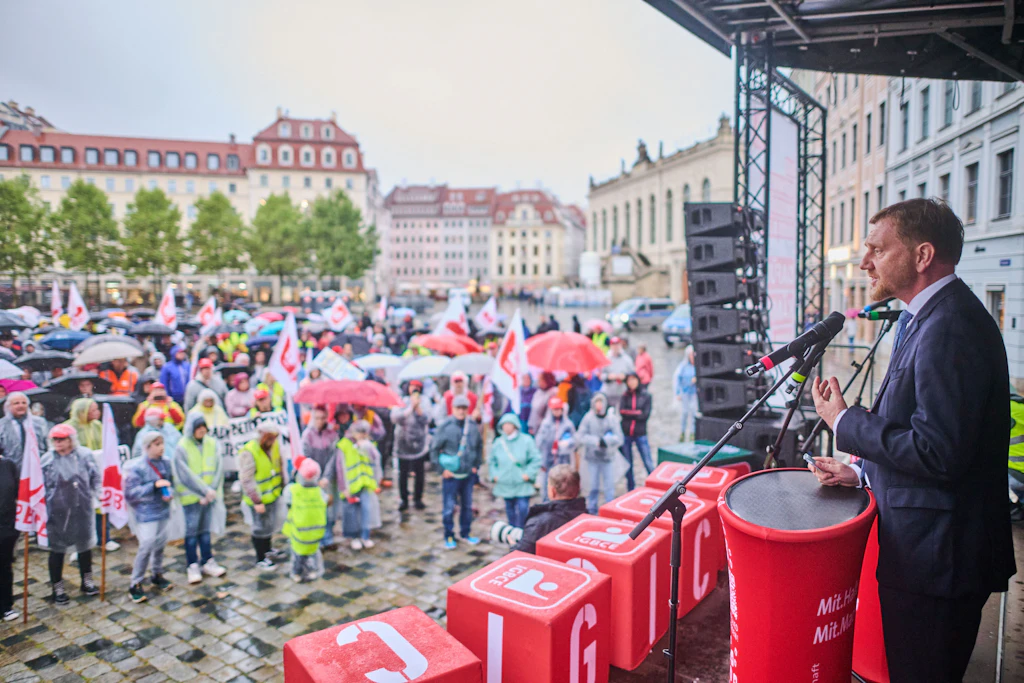 Für Sachsens Ministerpräsident Michael Kretschmer (CDU) ist die Rettung des Standortes Chefsache: Er sprach bei der Kundegbung zur Belegschaft.