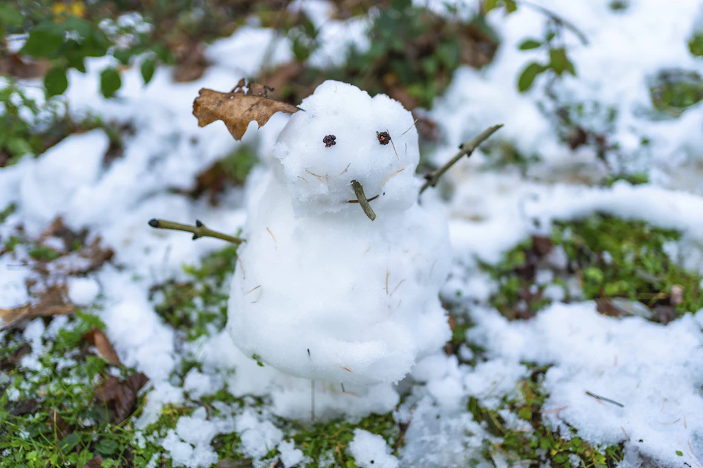 Gerade genug für einen Mini-Schneemann: In den Alpen fällt heute Nacht oberhalb von 1800 Metern der erste Schnee, im Flachland heißt es noch warten. (Symbolbild)