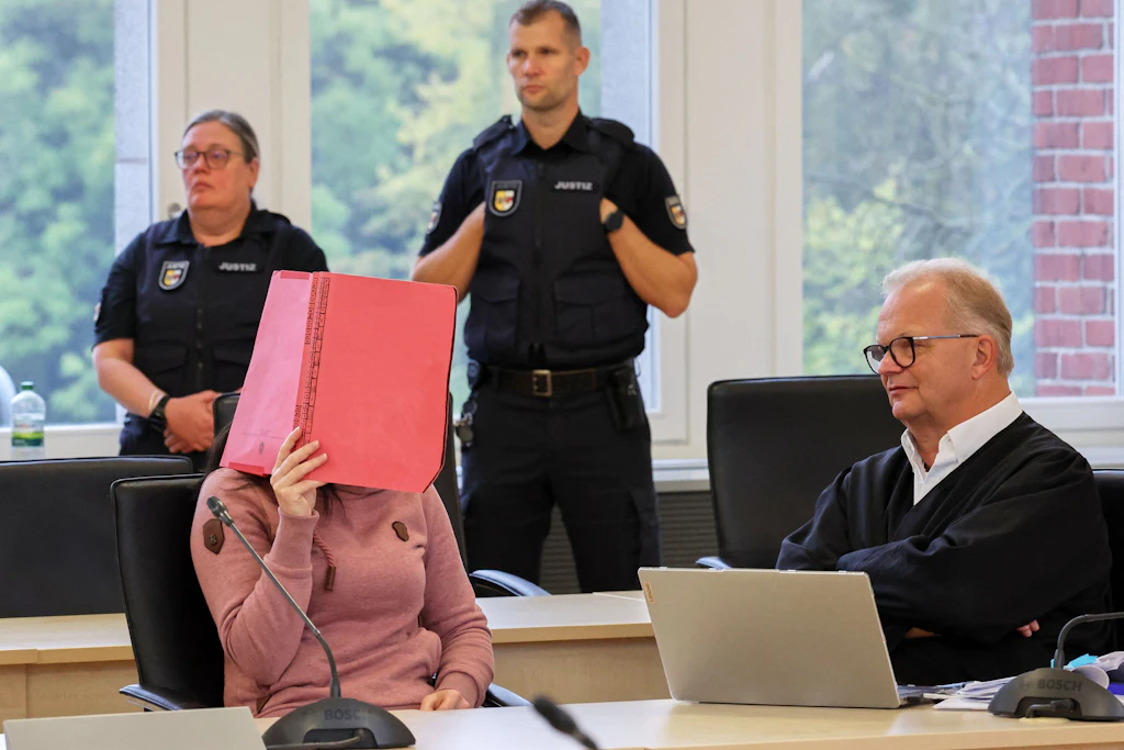 Die des Mordes an Fabian (8) Angeklagte Gina H. und ihr Anwalt&nbsp; Thomas Löcker im Landgericht Rostock am 8.10.